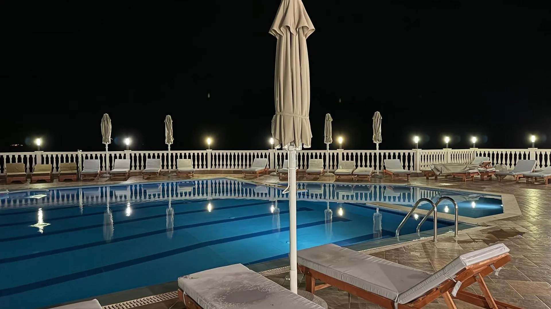 Nuna Hotel Radhimë 0*,